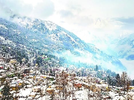 Snow fell in the hills of Pithoragarh